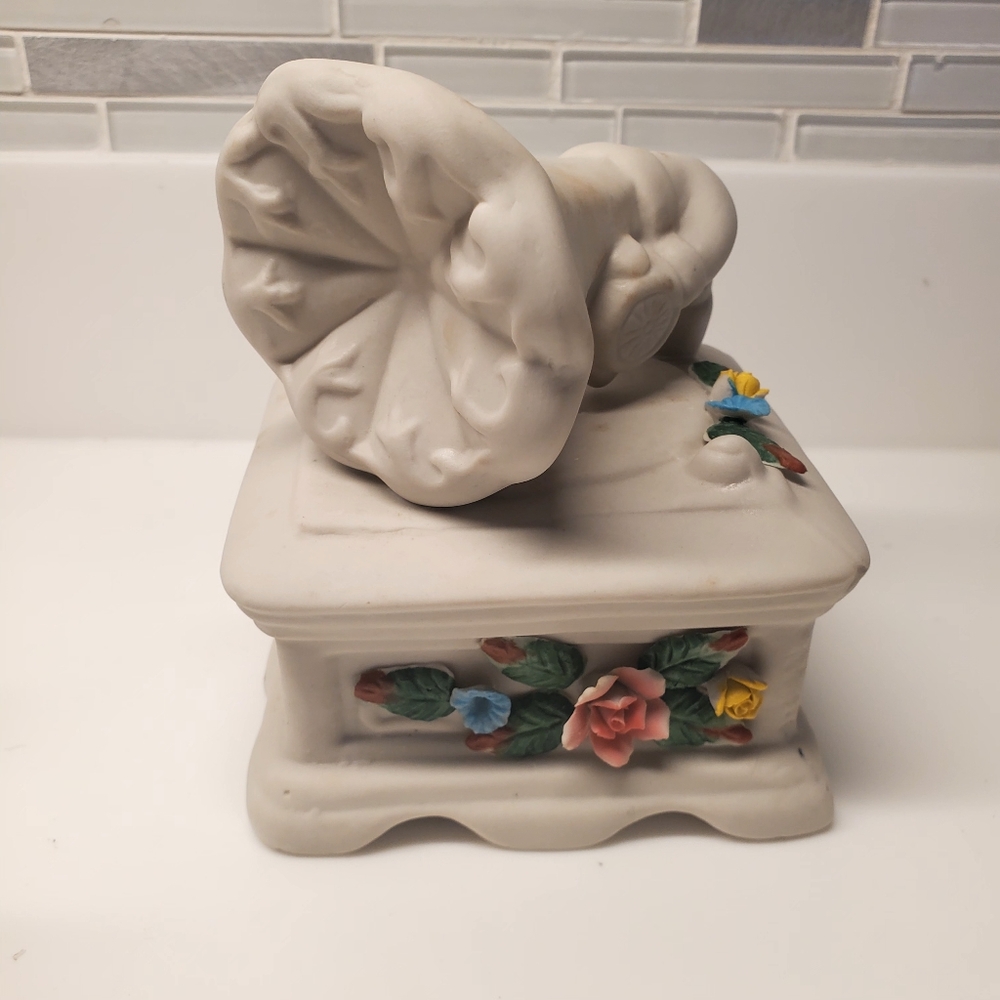 Albert Price 1979 music box. Item is in excellent condition. PORCELAIN